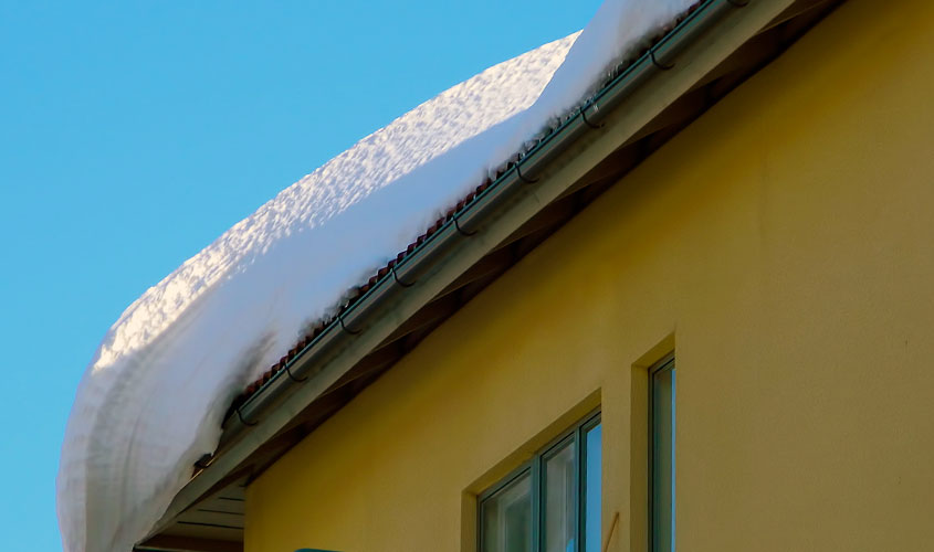 Tetto spiovente con neve