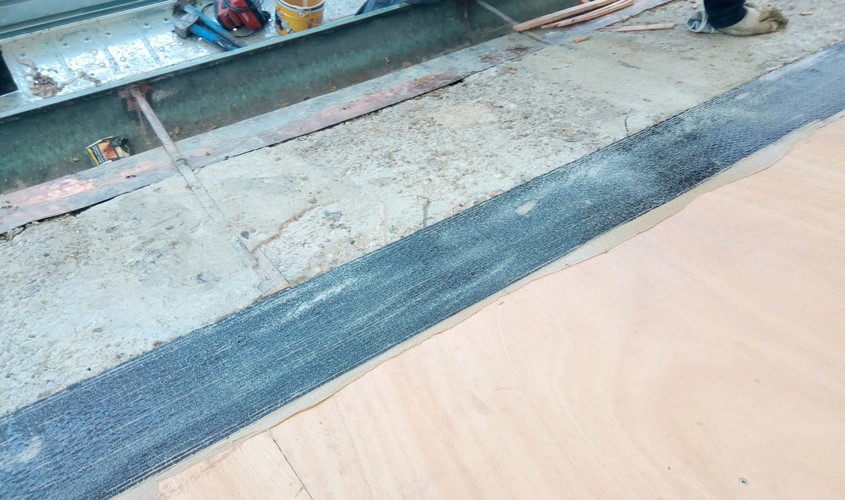 Applicazione di polvere di quarzo sul tessuto in carbonio impregnato