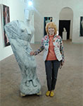 Donatella Marinucci con la scultura "Penelope"